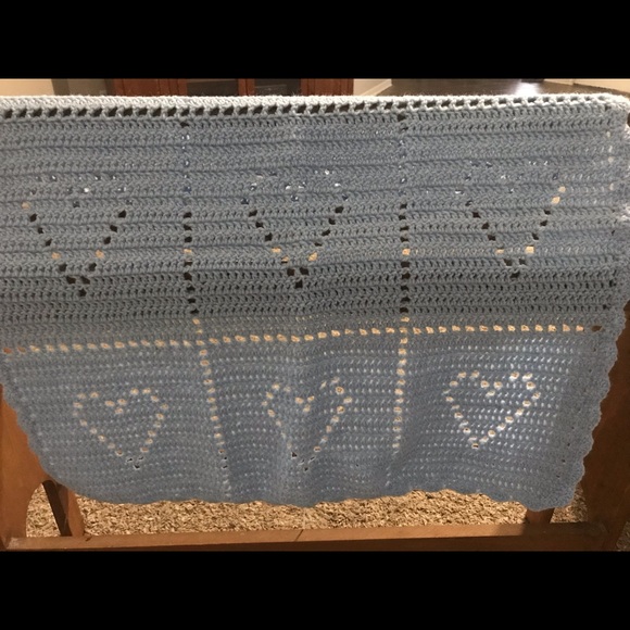 Handmade heart patterned crocheted blanket - Picture 1 of 3